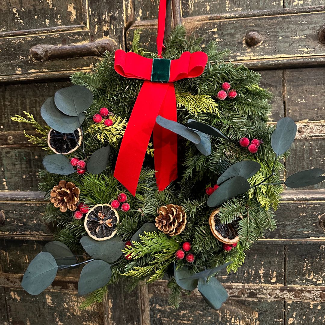 Ghirlande Natalizie Vere e Centrotavola Artigianali: Il Profumo del Natale a Casa Tua