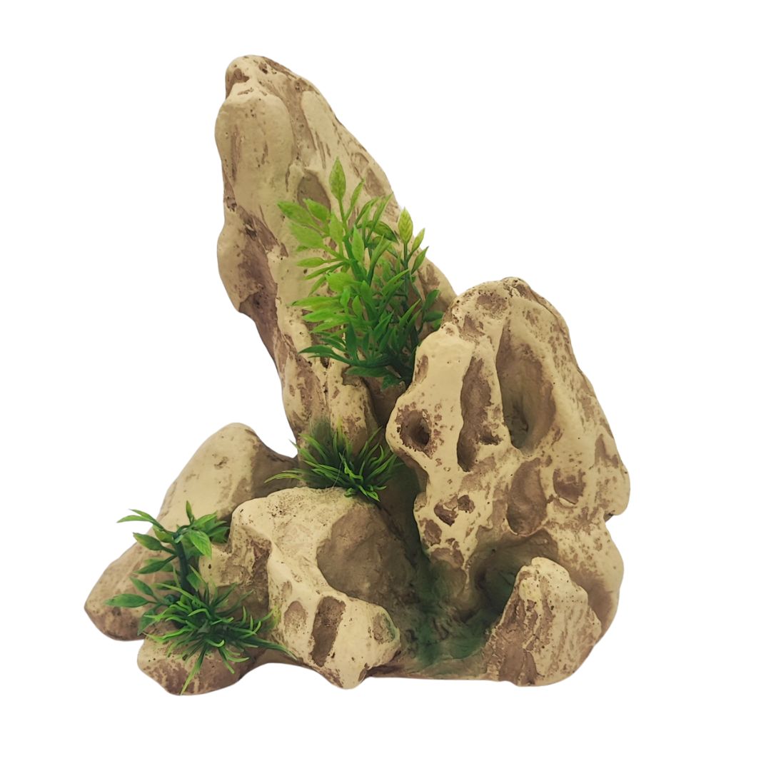 gruppo di Roccia sintetica con piccola pianta in materiale plastivo verde 