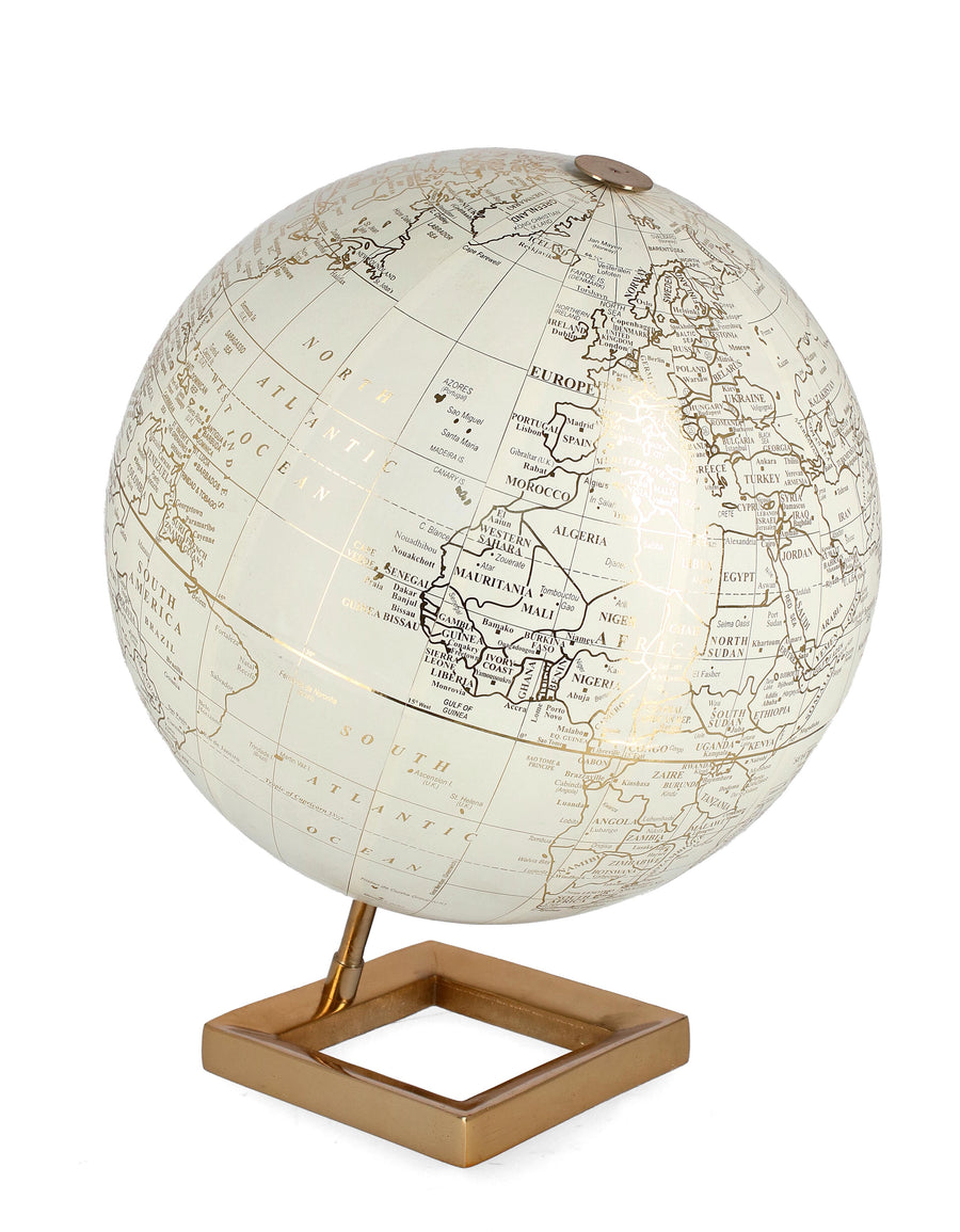 Mappamondo da tavolo con base oro e superficie crema dettagliata, offre un aspetto vintage e chic per decorazione o istruzione.