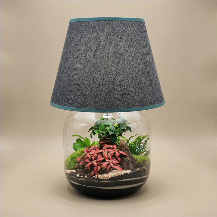 Lamparium Martina 23.5x47cm con bonsai, fittonia rosa, felce e muschio, paralume grigio