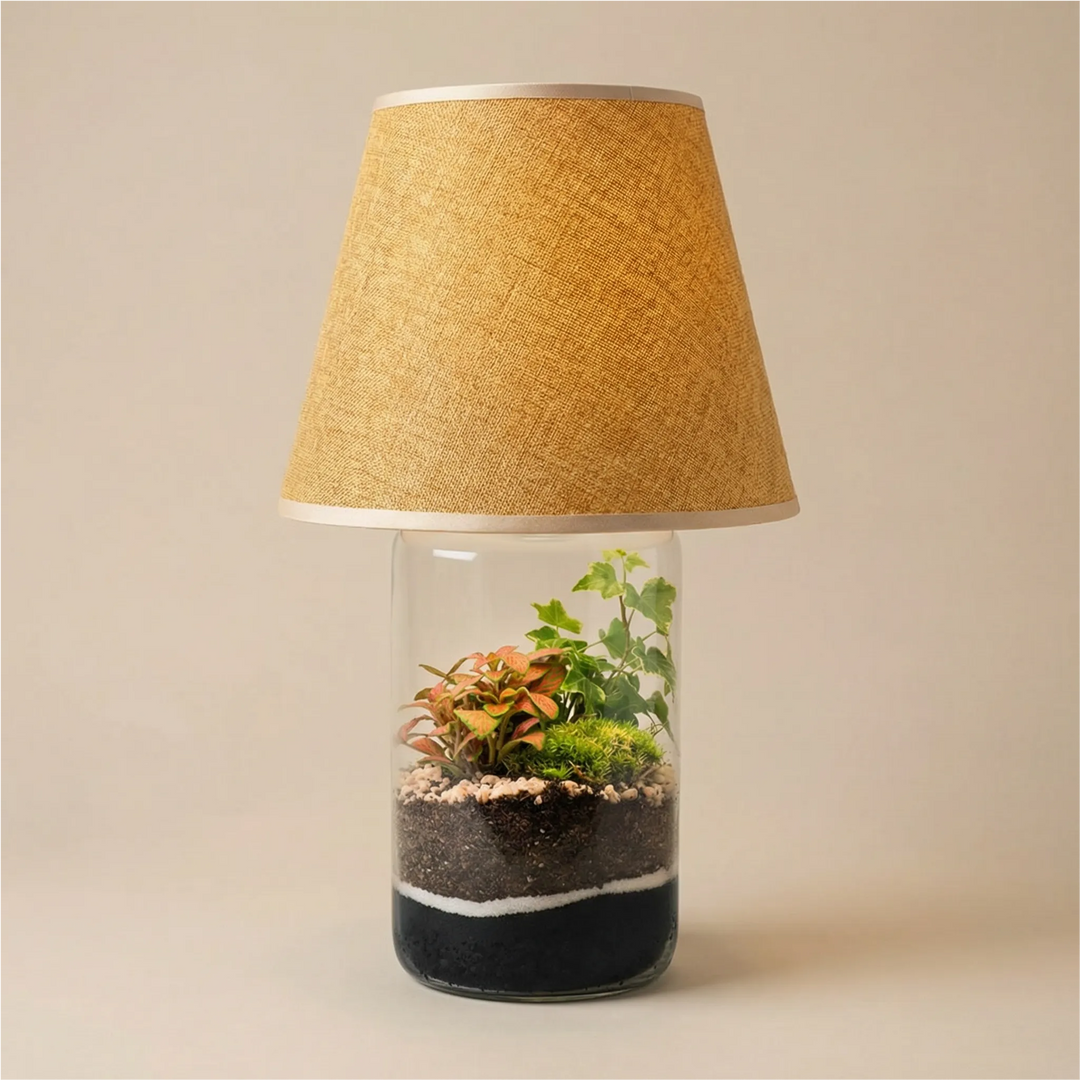 Lamparium Aurora 12x35cm con fittonia rosa, edera e muschio, paralume oro