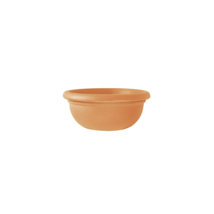 L'immagine mostra vaso da giardino rotondo in polietilene di color terracotta, con design classico e bordo sporgente.