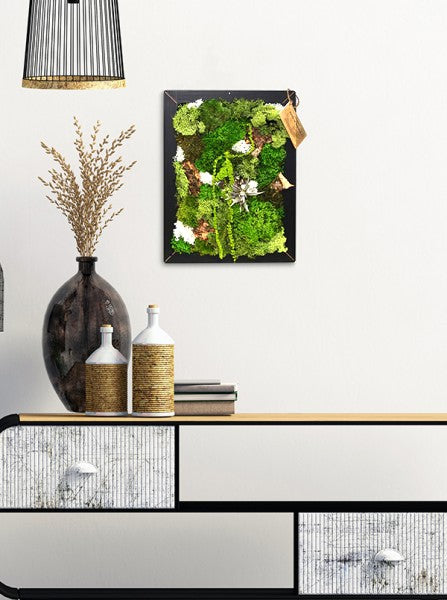 Appeso in ambiente domestico, "Verde Silenzio" trasmette una sensazione di pace, con la sua varietà di texture naturali che potete sentire mentre il quadro occupa un posto d'onore sulla parete.