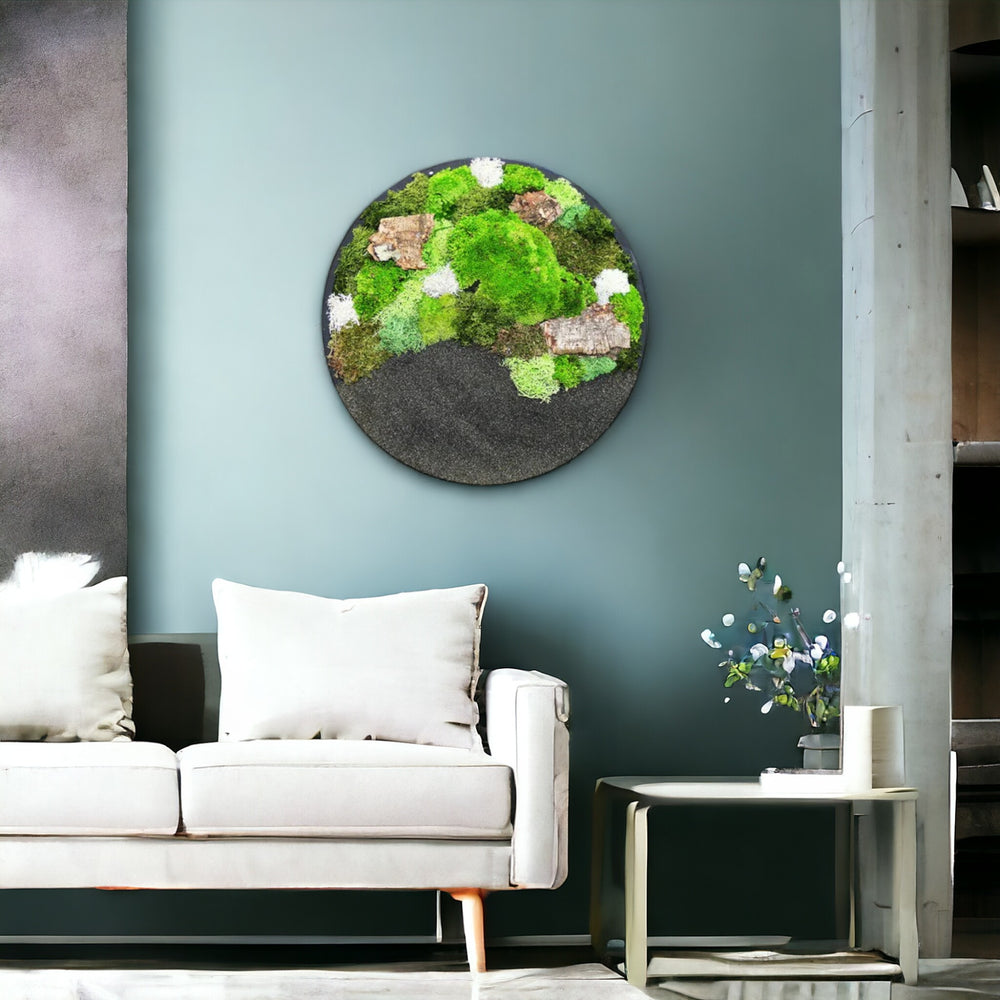 "Sinfonia di Gaia" è un quadro tondo di 38 cm di piante stabilizzate, con una cornice morbida al tatto, che offre una presenza elegante e naturale​ , in ambiente arredato