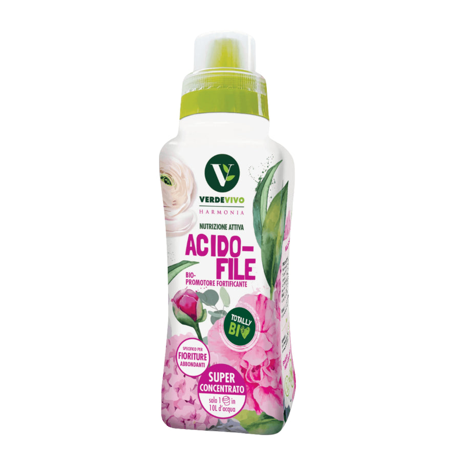 Flacone di concime liquido Verdevivo Harmonia Acidofile, caratterizzato da un’etichetta decorata con fiori rosa e verdi. Prodotto super concentrato, indicato per favorire la crescita e la fioritura delle piante acidofile, totalmente bio.