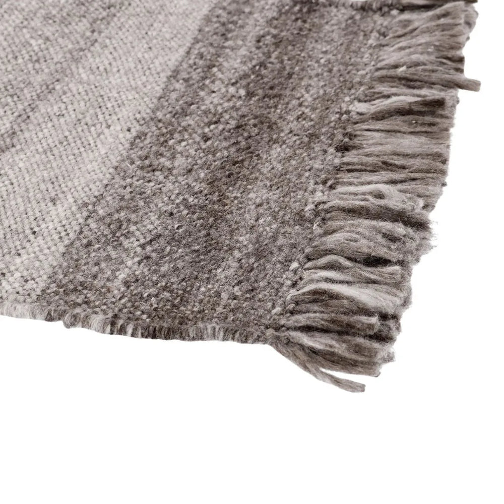 Dettaglio tessuto e frange del tappeto Kalpani marrone