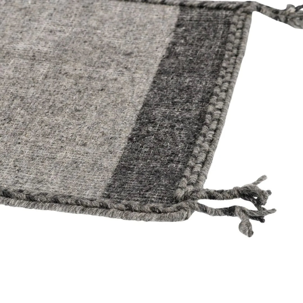 Dettaglio ravvicinato del bordo lavorato del tappeto Chathu