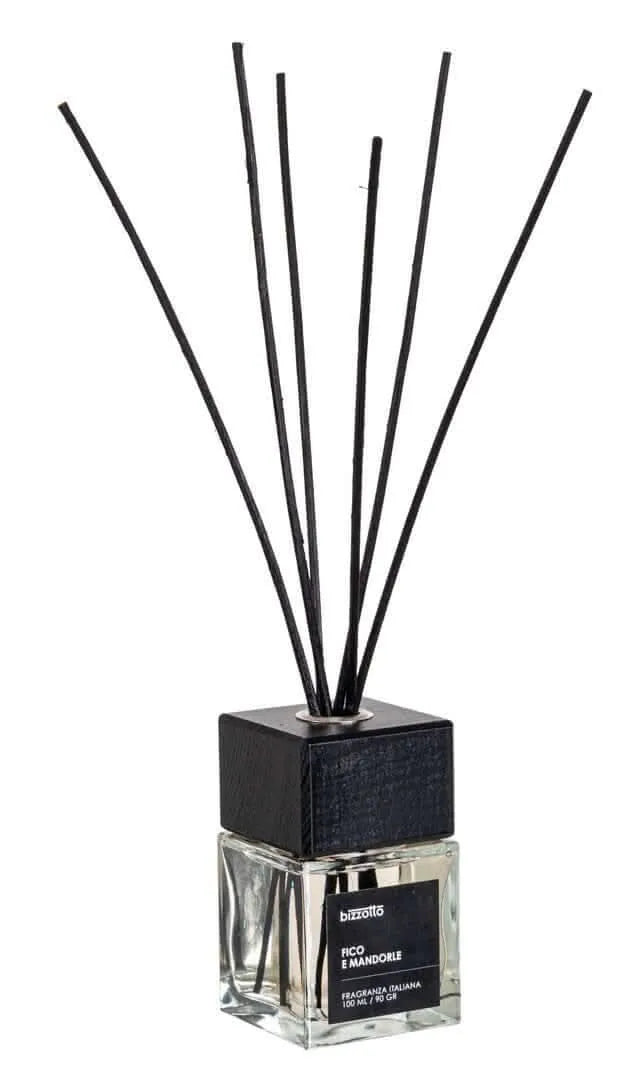 Diffusore per ambienti con profumazione Fico e Mandorle da 100 ml, bastoncini neri e flacone in vetro con tappo in legno decorativo

