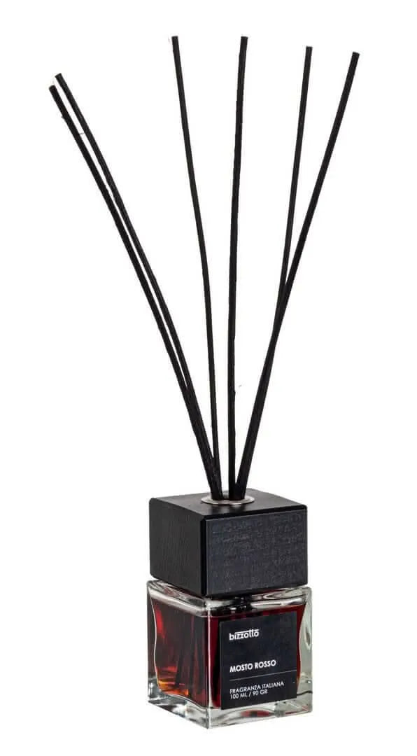 Profumatore per ambienti Mosto Rosso da 100 ml con bastoncini diffusori e tappo in legno decorativo nero

