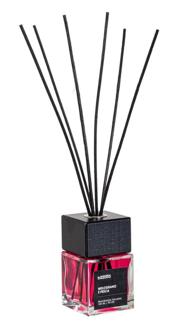 Diffusore per ambienti da 100 ml alla fragranza Melograno e Pesca con bastoncini neri in fibra e tappo in legno decorativo nero