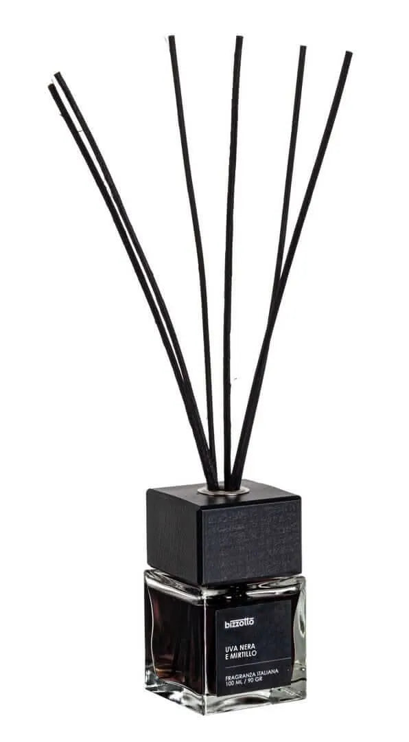 Diffusore ambiente Uva Nera e Mirtillo da 100 ml con bastoncini neri e flacone in vetro, profumo fruttato e intenso.