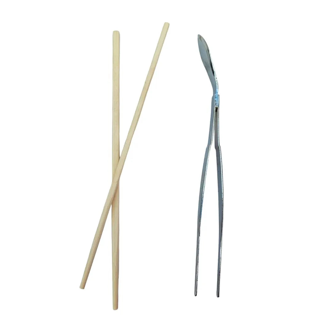 Pinzette in acciaio e bastoncini in legno per lavorazione radici bonsai