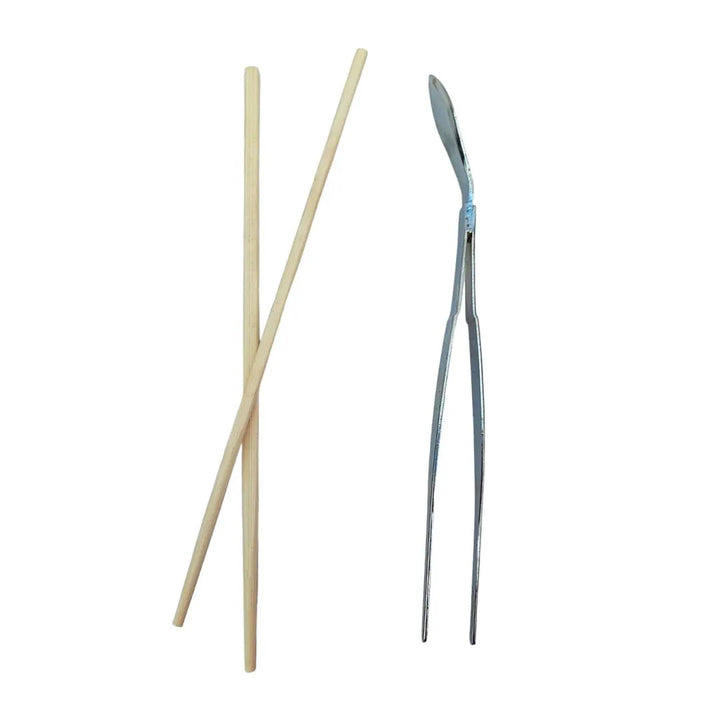 Pinzette in acciaio e bastoncini in legno per lavorazione radici bonsai