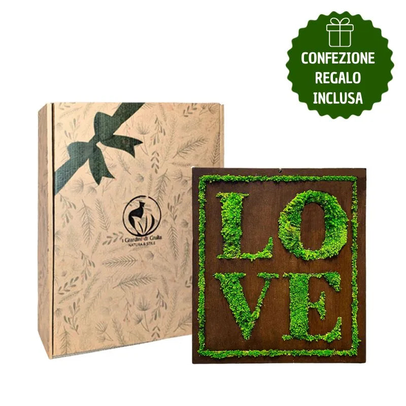 immagine mostra un quadro con scrita love di muschio con scatola regalo 