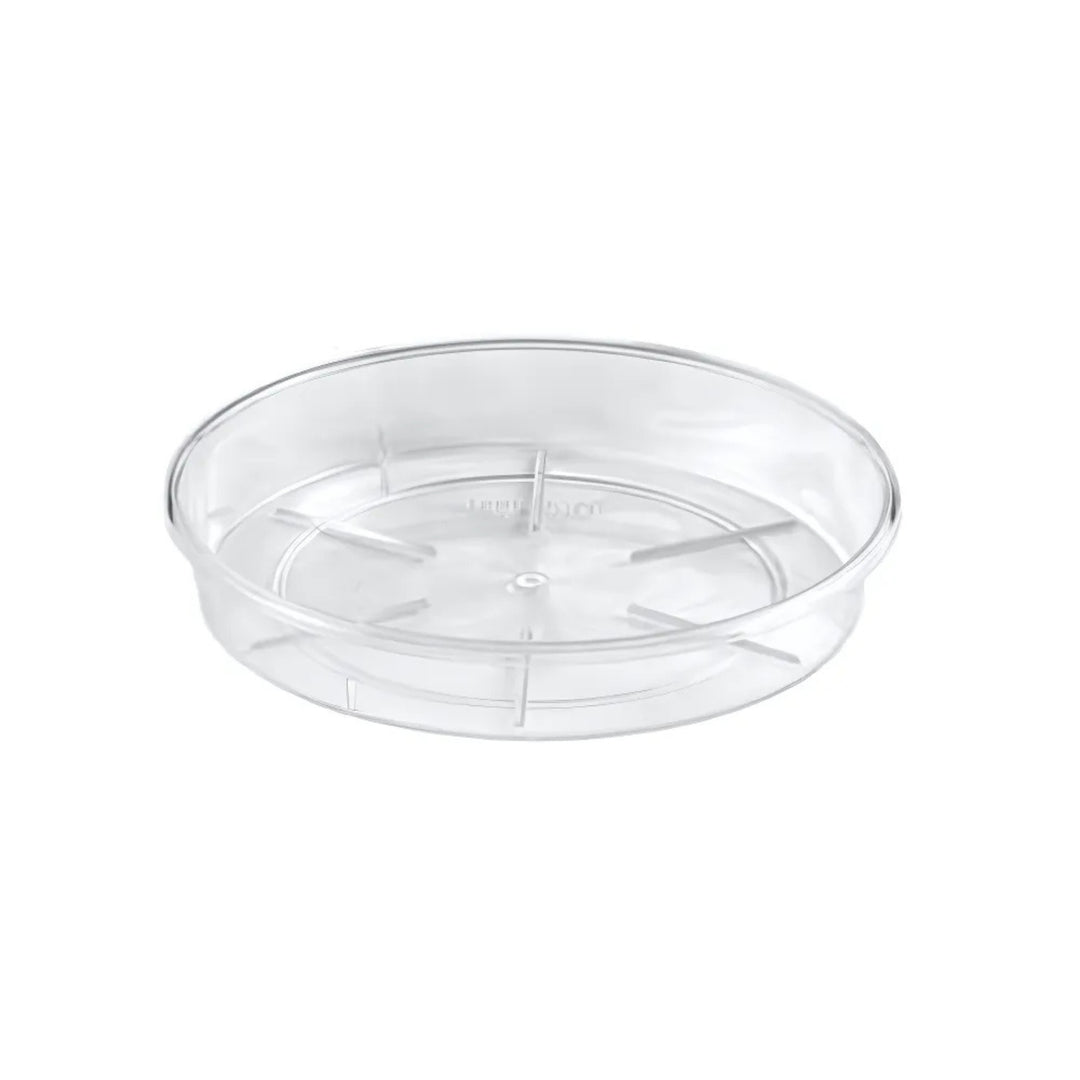 Sottovaso rotondo trasparente in plastica rigida, con base rialzata e scanalature interne per favorire il drenaggio dell'acqua. Ideale per vasi da interno.