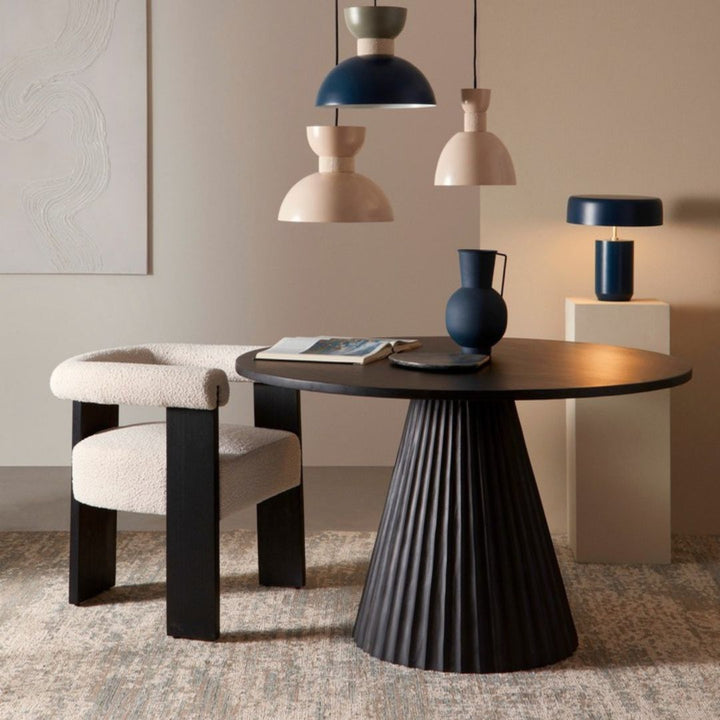 Tappeto Suri argento in ambiente moderno con tavolo nero e lampade design

