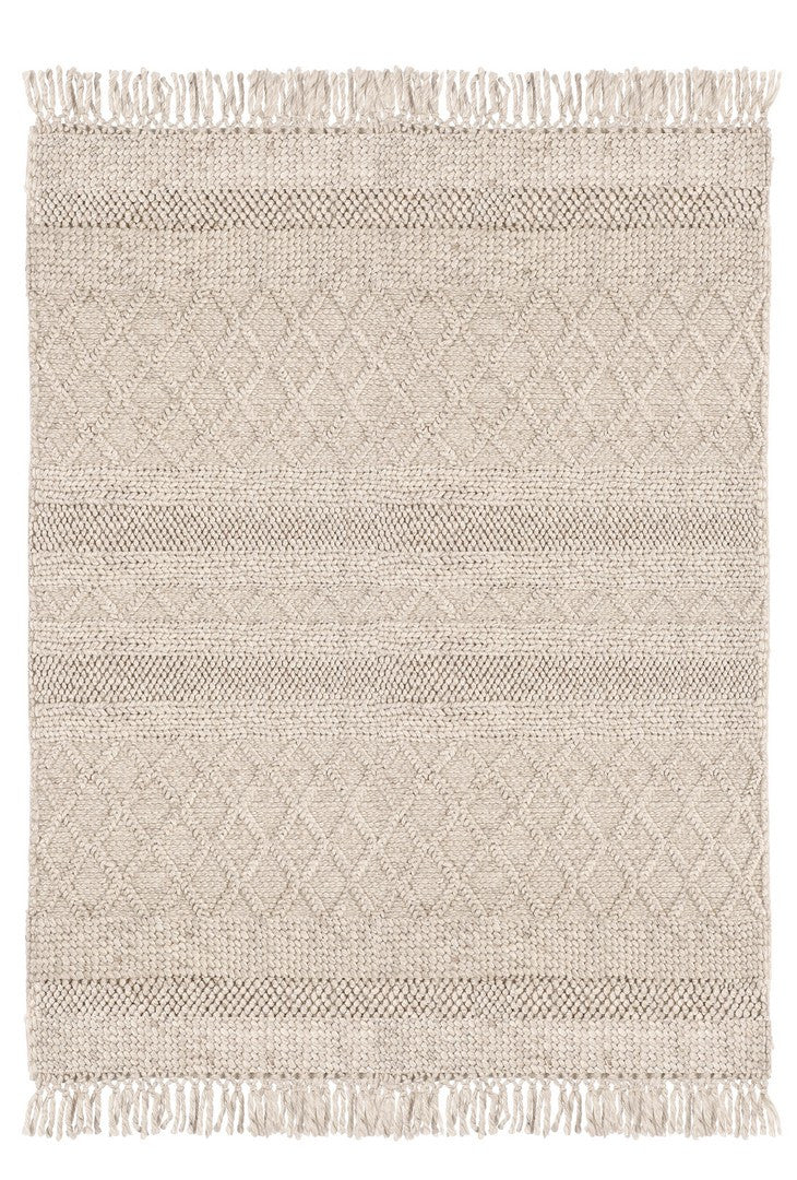 Vista dall’alto di un tappeto intrecciato beige con motivi a rombi e frange, ideale per arredamenti naturali e minimalisti