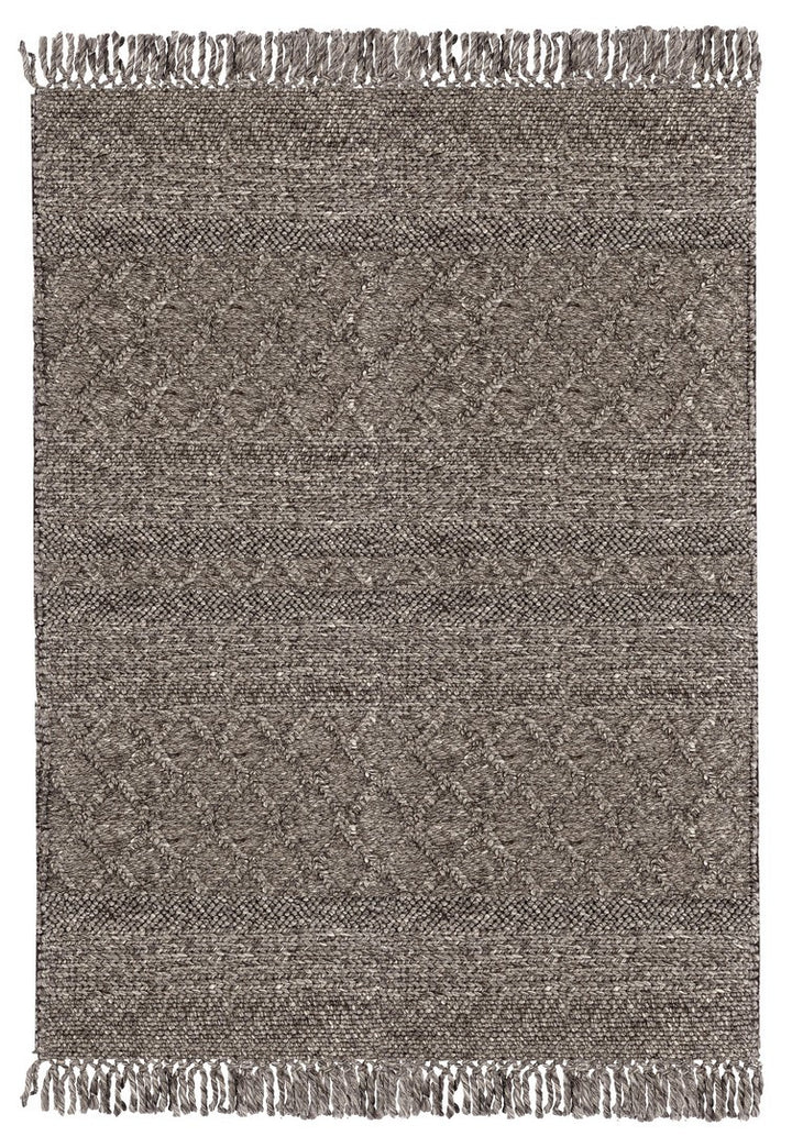 Tappeto artigianale in tonalità marrone scuro con texture geometrica e frange decorative su entrambi i lati

