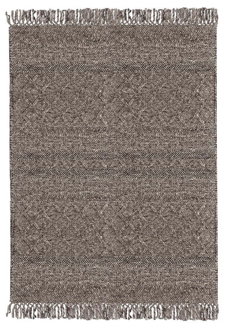 Tappeto artigianale in tonalità marrone scuro con texture geometrica e frange decorative su entrambi i lati

