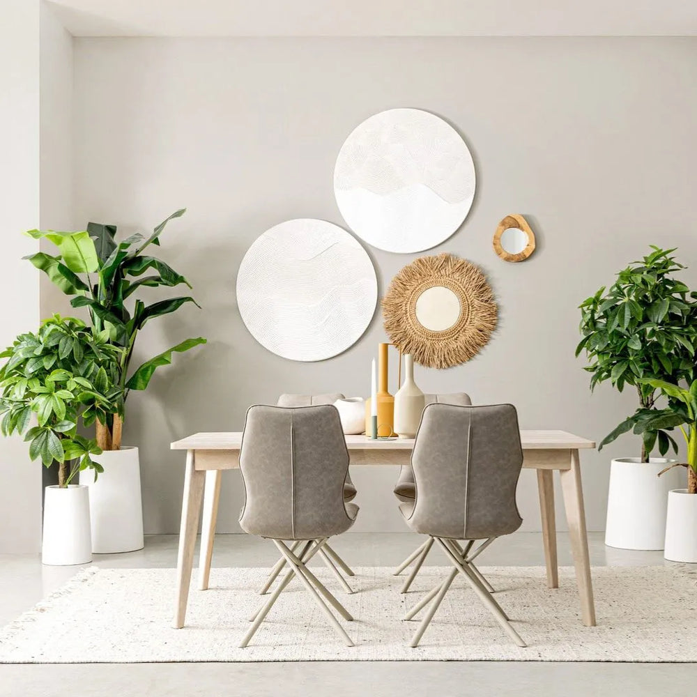 Tappeto chiaro con frange sotto un tavolo da pranzo in stile nordico