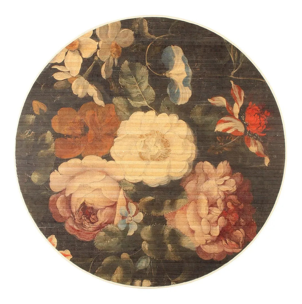 Dettaglio floreale del tappeto Sayuri con rose e peonie su fondo scuro

