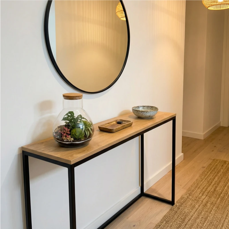 Terrarium in vetro con piante tropicali e muschio posizionato su credenza in legno, decorazione naturale per soggiorno moderno