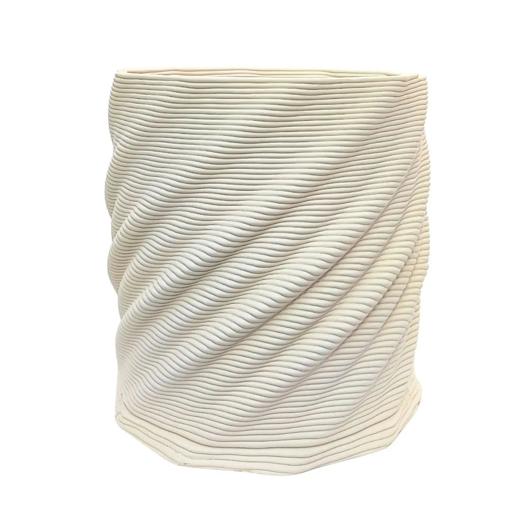 Vaso Cadice Terra&Sole in argilla bianca, misura grande 28x29 cm, design a spirale tridimensionale.