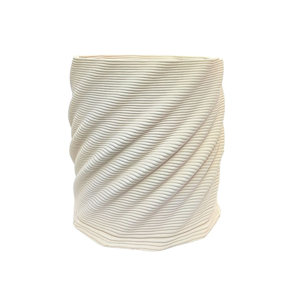 Vaso Cadice Terra&Sole ecosostenibile in argilla bianca, misura media 24x24 cm con linee ondulate.