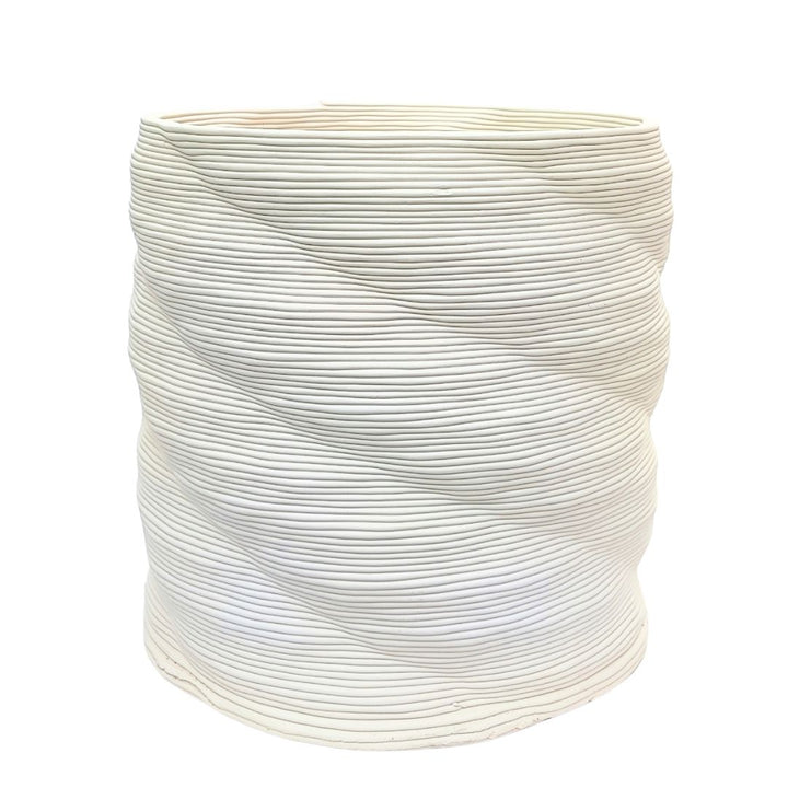 Vaso Calipso grande in argilla bianca di Cava dei Tirreni, design tridimensionale a spirale, misura 30x28 cm.