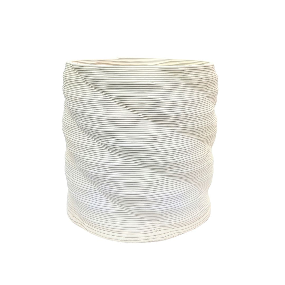 Vaso Calipso artigianale in argilla bianca, texture ondulata e finitura naturale, dimensione media 25x23 cm.