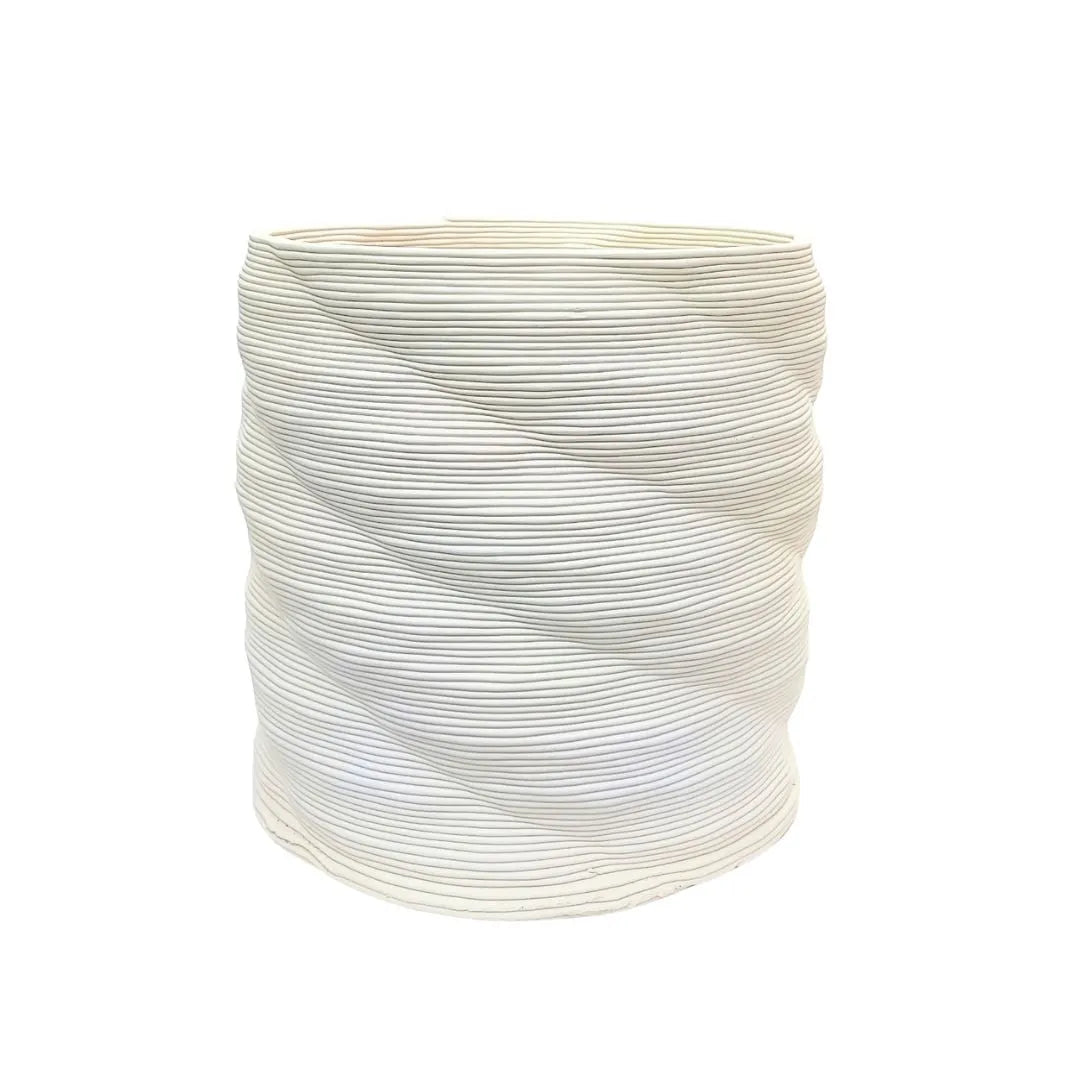 Vaso Calipso artigianale in argilla bianca, texture ondulata e finitura naturale, dimensione media 25x23 cm.