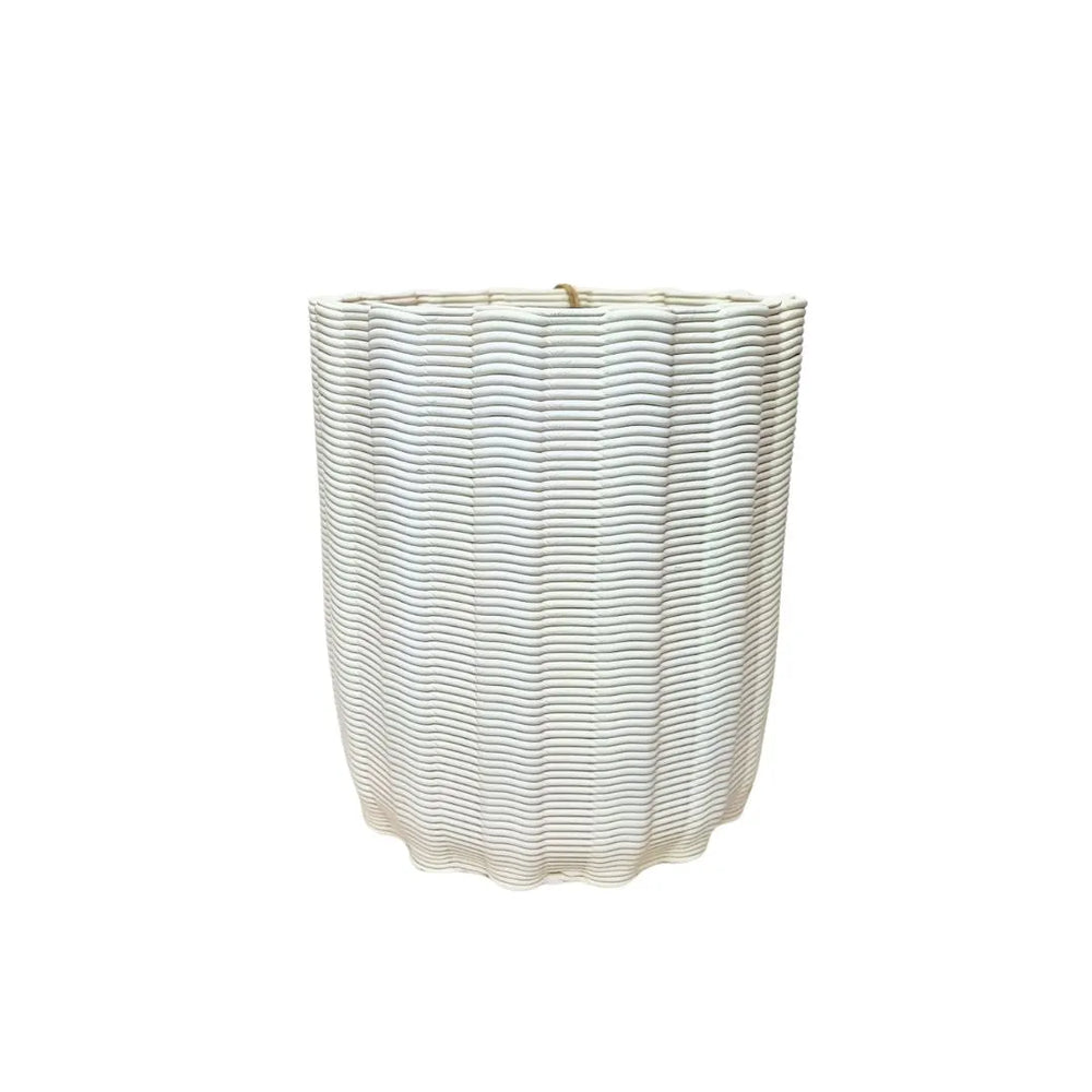 Vaso Giulia Ovale medio in argilla bianca naturale, profilo fluido e superficie ondulata con finitura opaca.