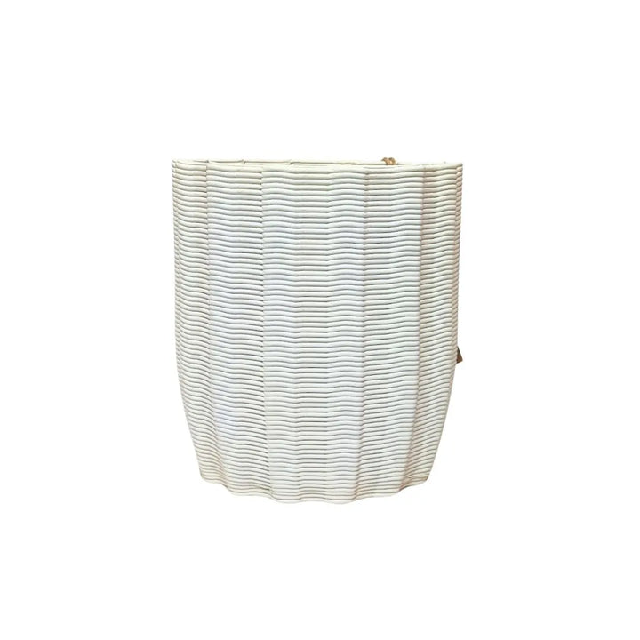 Vaso Giulia medio in argilla bianca di Cava dei Tirreni, forma tondeggiante armoniosa e texture regolare tridimensionale.