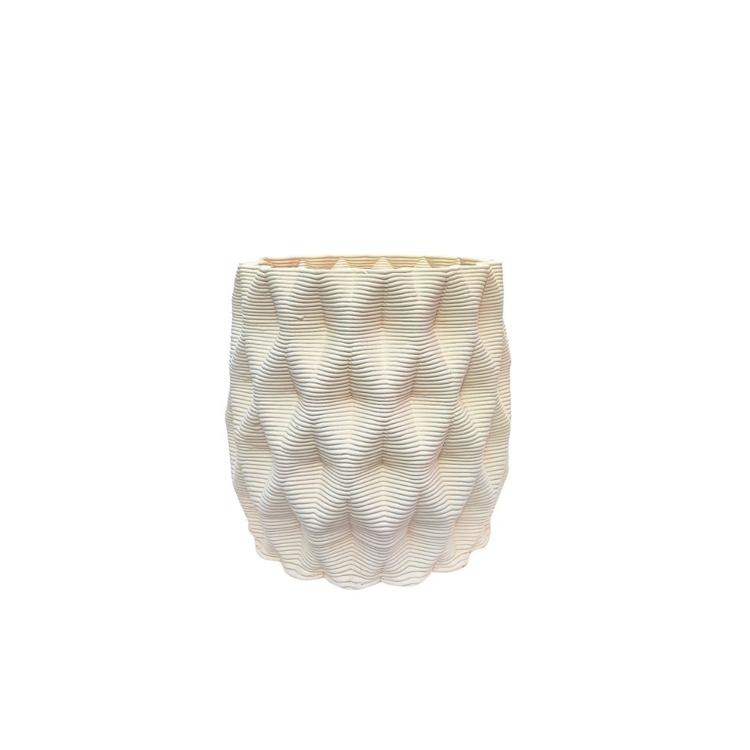 Vaso Rua Terra&Sole in argilla bianca naturale con texture geometrica tridimensionale, ideale come vaso decorativo o cache-pot per piante da interno.