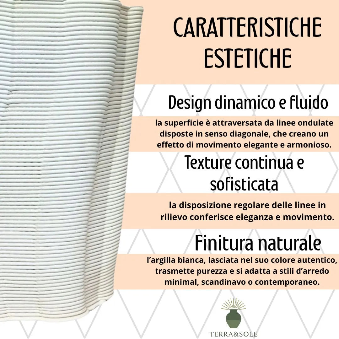 Dettaglio del vaso Venezia Ovale in argilla bianca naturale con linee ondulate e texture continua, finitura materica e design fluido ed elegante.