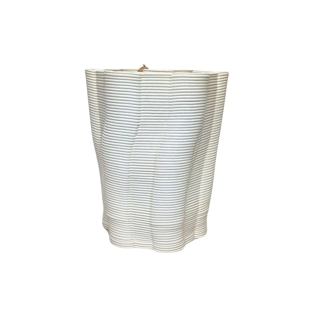 Vaso Venezia medio in argilla bianca naturale, forma irregolare e design tridimensionale.