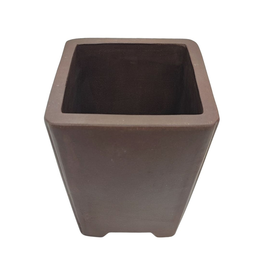 Dettaglio superiore di vaso a cascata in ceramica Yixing marrone, adatto a bonsai stile Kengai e Han-kengai.

