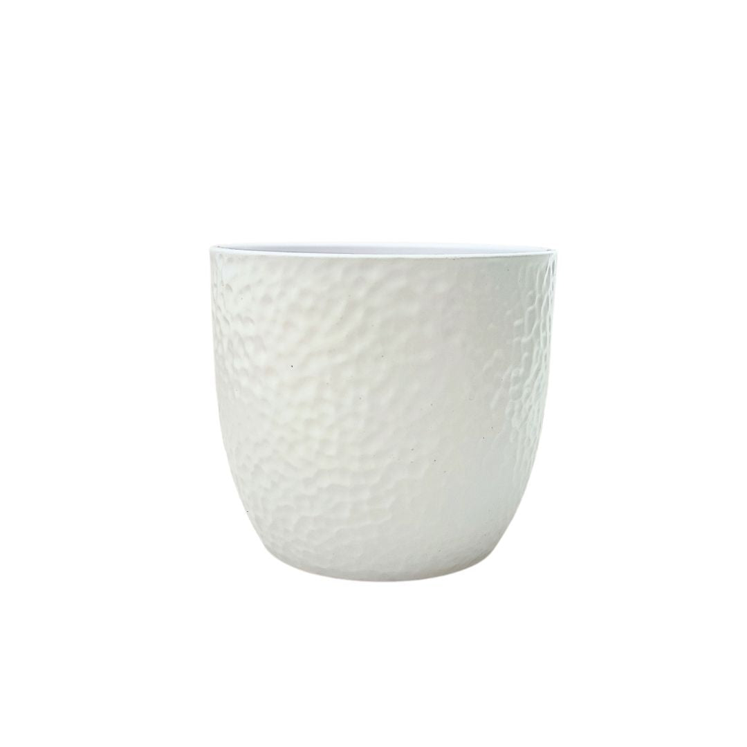 Vaso Boston tondo in ceramica bianca opaca con superficie martellata, design moderno ed elegante per piante da interno.