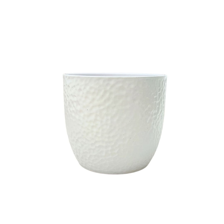 Vaso Boston tondo in ceramica bianca opaca con superficie martellata, design moderno ed elegante per piante da interno.