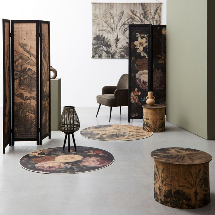 Tappeti tondi con stampe floreali e tropicali inseriti in ambiente chiaro con elementi etnici