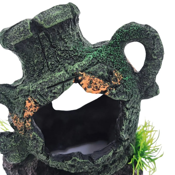 Dettaglio anfora decorativa in resina con texture anticata e apertura centrale, perfetta per terrarium e ambientazioni botaniche