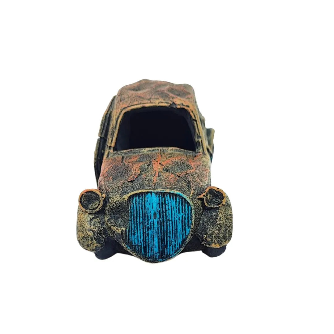 Vista frontale di auto decorativa in resina effetto ruggine con griglia blu, ideale per terrarium e composizioni a tema urbano o vintage