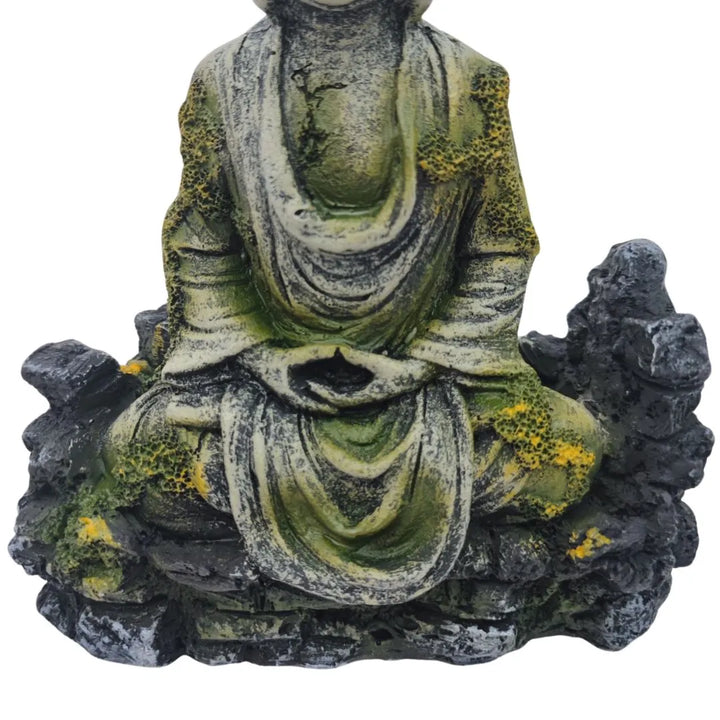 Buddha in resina decorativa effetto pietra, seduto su una base rocciosa con dettagli di muschio verde, ideale per composizioni zen e terrarium