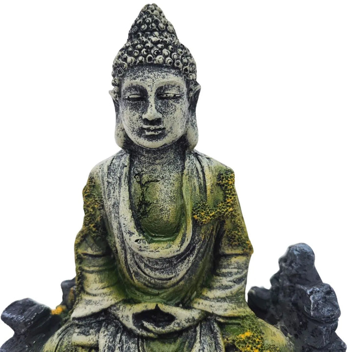 Dettaglio del volto del Buddha in resina, design orientale con texture effetto pietra e muschio verde, decorazione zen per composizion