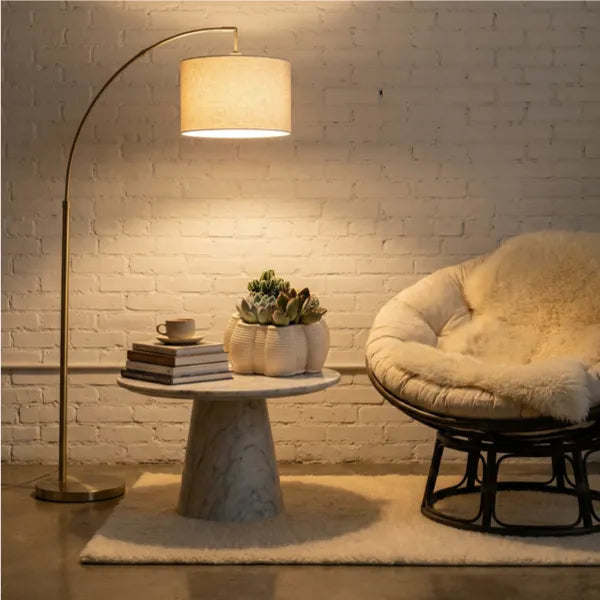 Composizione di piante grasse in vaso Itis in ceramica artigianale su tavolino da salotto con lampada da terra, complemento d’arredo per soggiorno moderno.