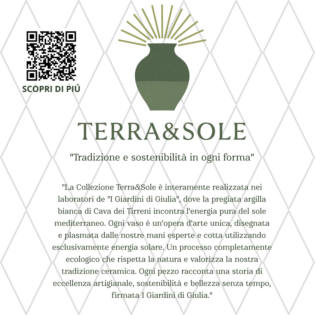 Descrizione della filosofia sostenibile della collezione Terra&Sole de I Giardini di Giulia, con dettagli su produzione artigianale e utilizzo di energia solare.