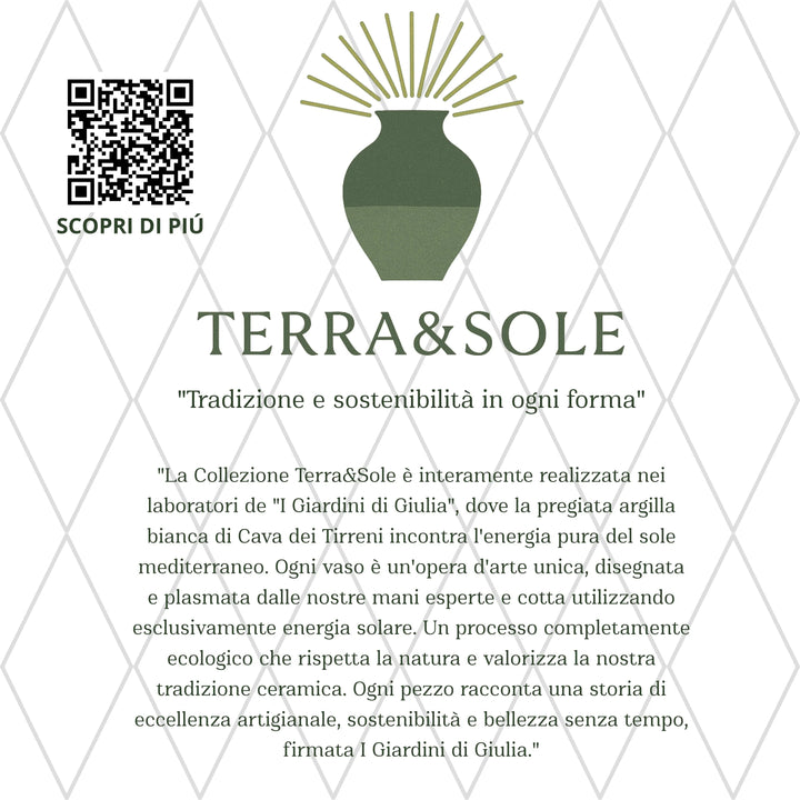 Descrizione della filosofia sostenibile della collezione Terra&Sole de I Giardini di Giulia, con dettagli su produzione artigianale e utilizzo di energia solare.