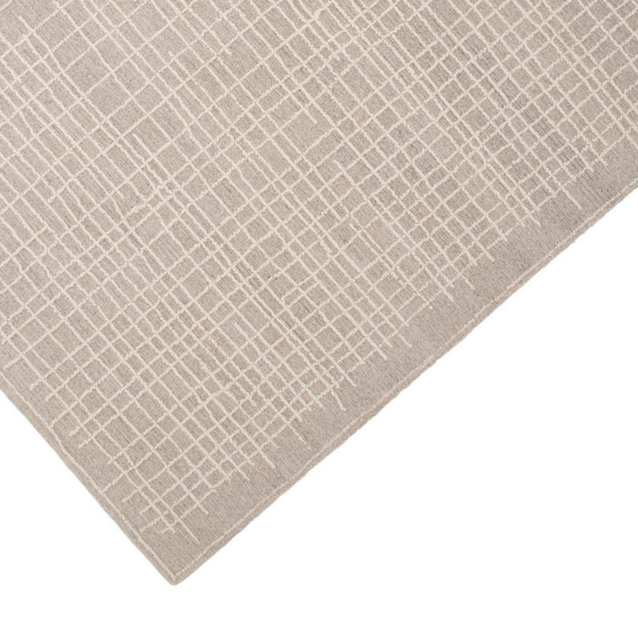 Dettaglio angolo tappeto grigio con linee a rilievo – superficie in rilievo stile moderno

