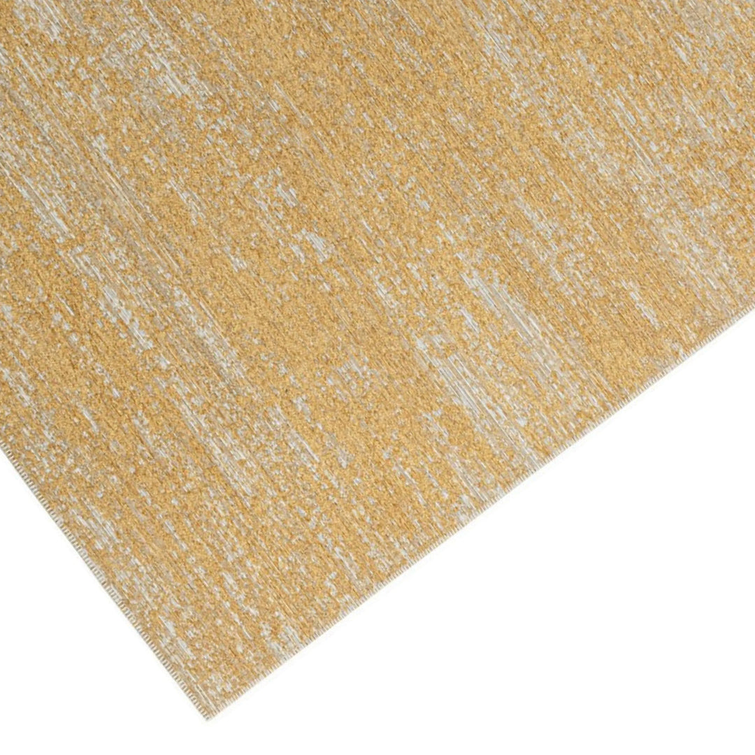 Dettaglio della trama del tappeto giallo sfumato con finitura tessile e texture elegante, perfetto per ambienti minimal o scandinavi