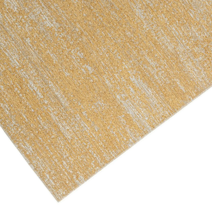 Dettaglio della trama del tappeto giallo sfumato con finitura tessile e texture elegante, perfetto per ambienti minimal o scandinavi